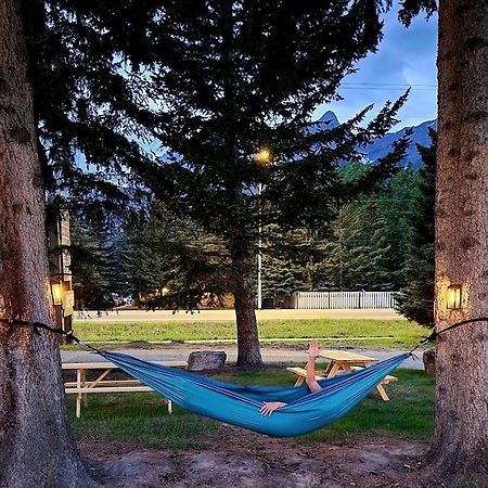 Rundle Mountain Lodge كانمور المظهر الخارجي الصورة