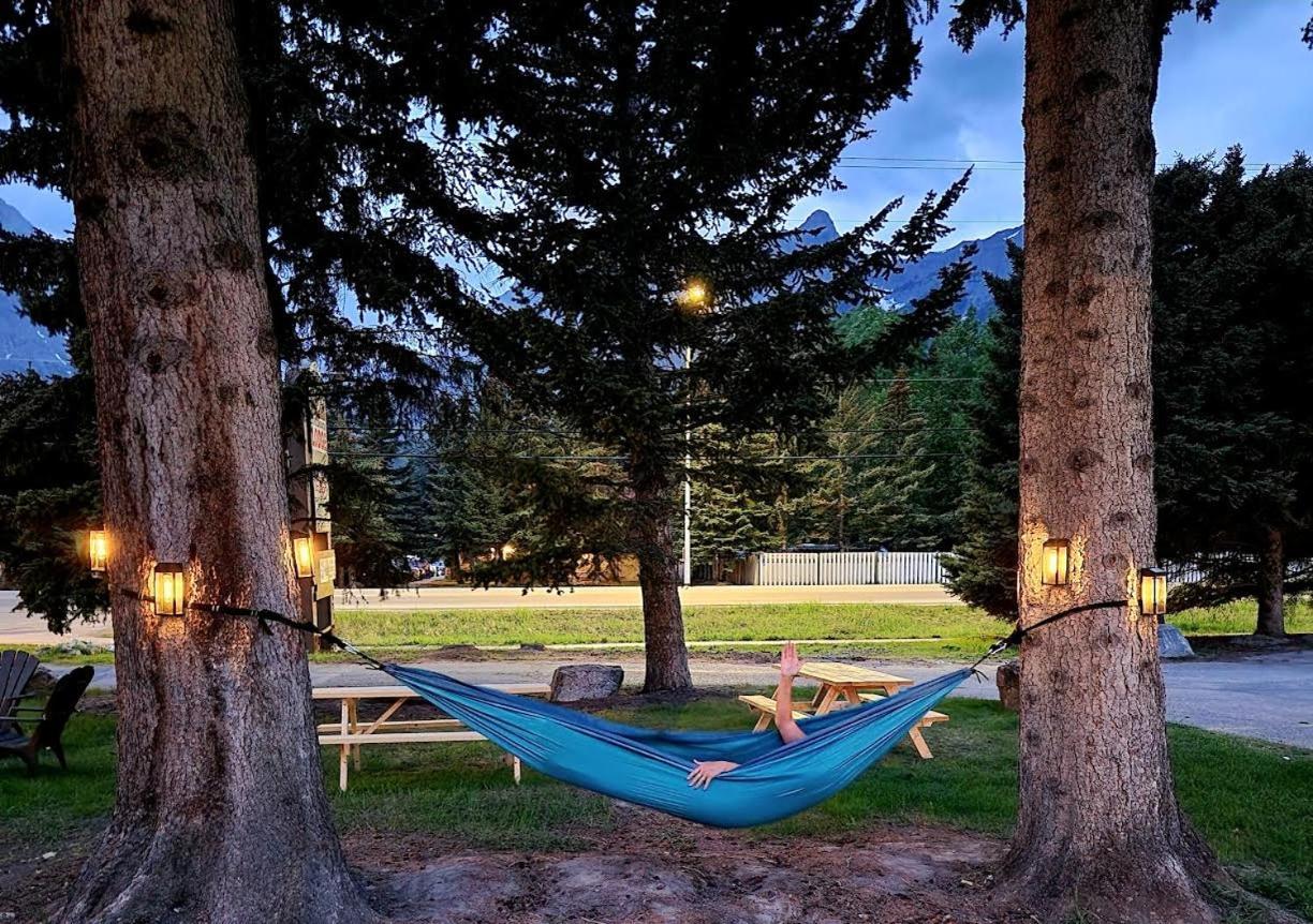 Rundle Mountain Lodge كانمور المظهر الخارجي الصورة